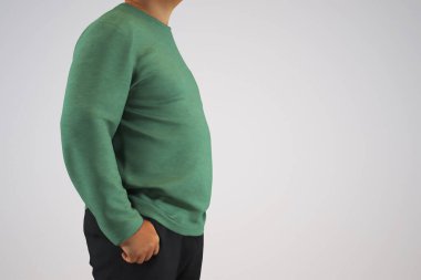 Yeşil tişörtlü ve siyah pantolonlu adam, iş ve gelişigüzel kavramlar, moda blogları, yaşam tarzı makaleleri ve kurumsal sunumlar için uygun..