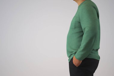 Yeşil tişörtlü ve siyah pantolonlu adam, iş ve gelişigüzel kavramlar, moda blogları, yaşam tarzı makaleleri ve kurumsal sunumlar için uygun..