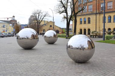 Ayna topları - Ukrayna 'nın başkenti Kyiv' deki Arsenalnaya metro istasyonunun yanındaki sanat objesi