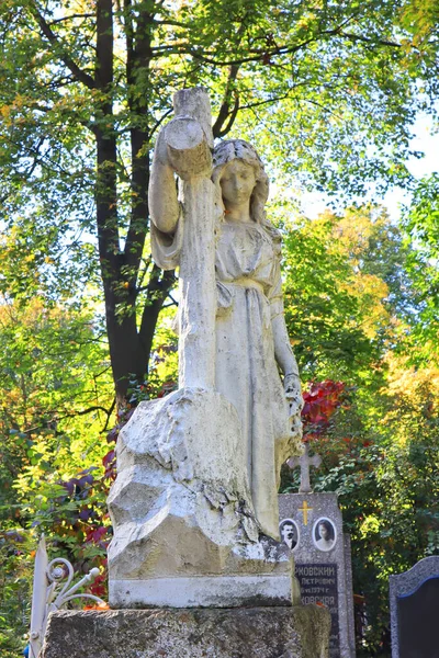 Escultura Antigua Sobre Lápida Una Tumba Antigua Cementerio Baikove Kiev —  Fotos de Stock