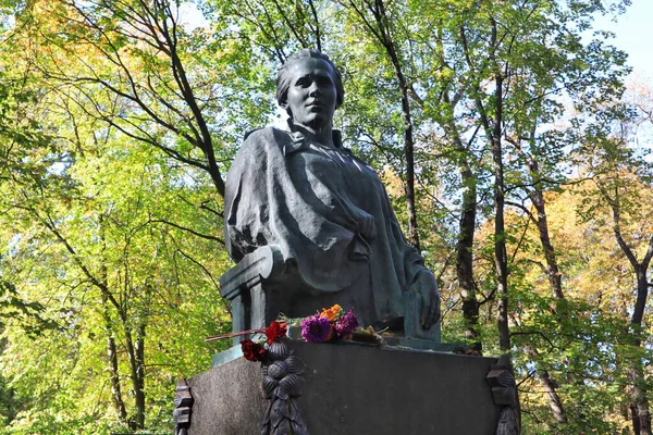 Τάφος Του Συγγραφέα Lesya Ukrainka Στο Νεκροταφείο Baikove Στο Κίεβο — Φωτογραφία Αρχείου