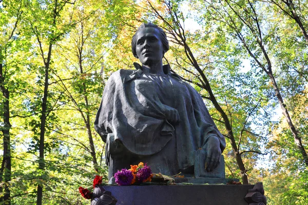 Das Grab Der Schriftstellerin Lesya Ukrainka Auf Dem Baikove Friedhof — Stockfoto