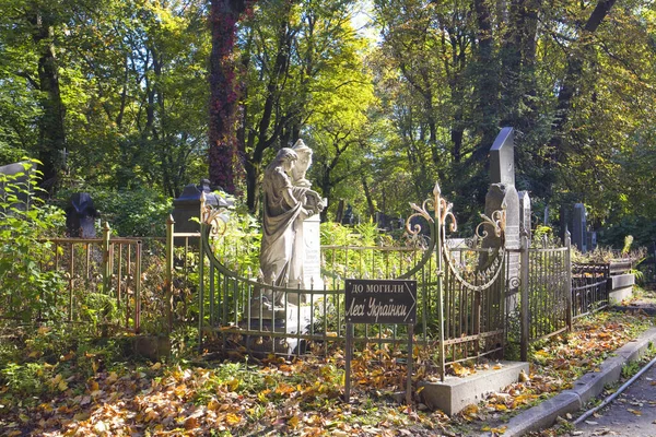 Escultura Antigua Sobre Lápida Una Tumba Antigua Cementerio Baikove Kiev — Foto de Stock
