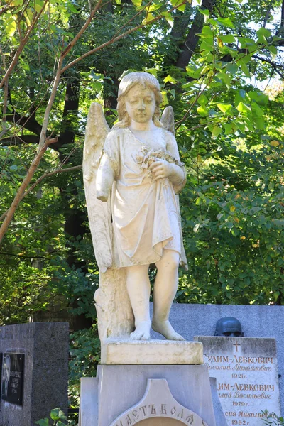 Escultura Ángel Antiguo Sobre Lápida Una Tumba Antigua Cementerio Baikove — Foto de Stock