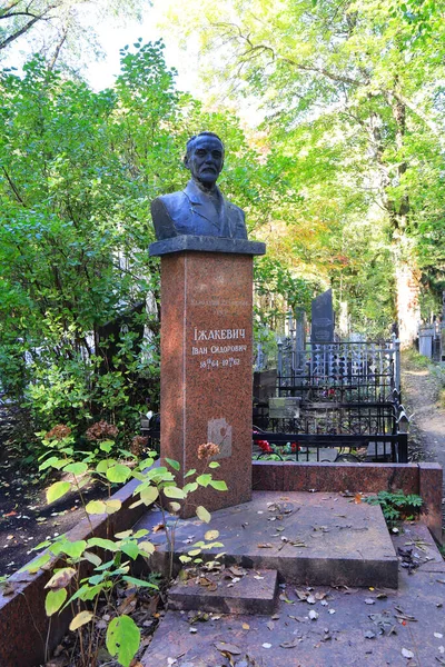画家イザケヴィチの墓はウクライナのキエフにあるバイコーブ墓地にある — ストック写真