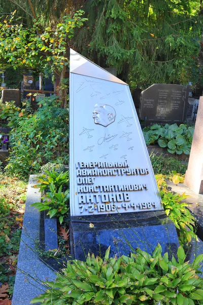 Tomba Del Progettista Aerei Oleg Antonov Nel Cimitero Baikove Kiev — Foto Stock