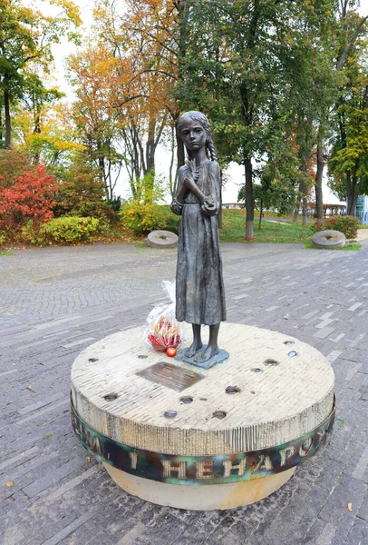 Бронзовая Скульптура Девушки Колосьями Пшеницы Возле Национального Музея Мемориал Жертвам — стоковое фото