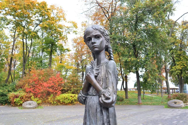 乌克兰基辅国家博物馆 大饥荒遇难者纪念碑 附近的青铜麦穗女雕塑 — 图库照片