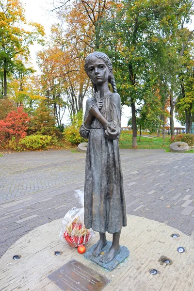 Brons Sculptuur Van Meisje Met Oren Van Tarwe Buurt Van — Stockfoto