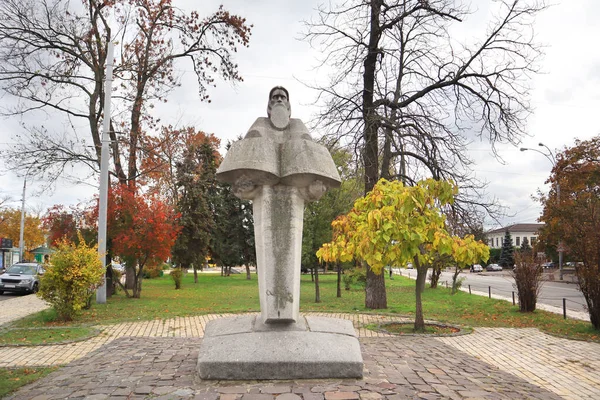 Памятник Нестор Летописцу Киеве Украина — стоковое фото