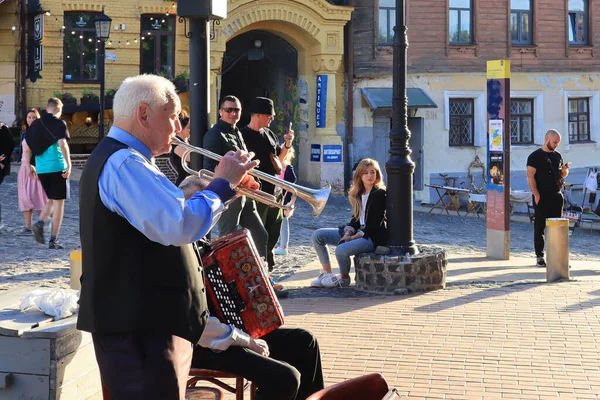 Muzikant Speelt Trompet Bij Andriyivsky Afdaling Kiev Oekraïne — Stockfoto