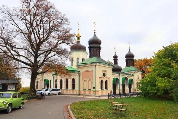 ウクライナのキエフにある植物園の聖三位一体イオニア修道院 — ストック写真