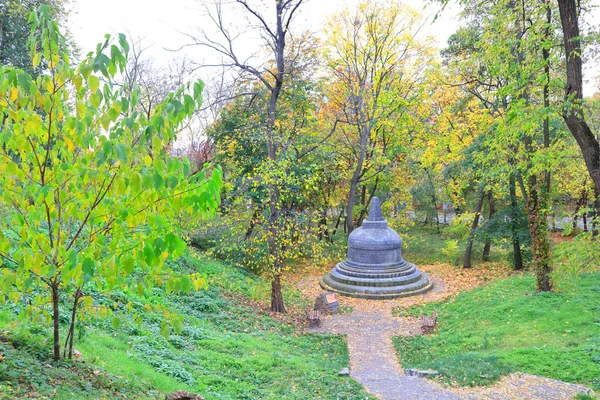 インドネシアの伝統的な庭園 国立ウクライナ科学アカデミーの国立植物園キエフで秋の時間 — ストック写真