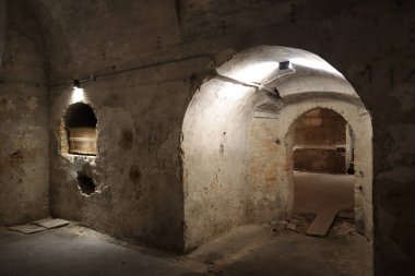 Lutsk, Ukrayna 'daki Kutsal Üçlü Katedrali' nin altındaki zindanlar.