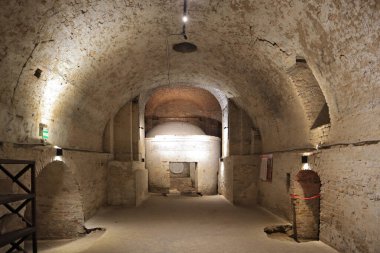 Lutsk, Ukrayna 'daki Kutsal Üçlü Katedrali' nin altındaki zindanlar.