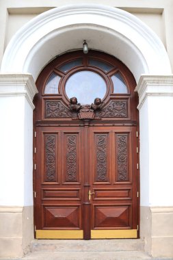 Lutsk, Ukrayna 'daki Aziz Peter ve Paul Katolik Katedrali' nin tahta giriş kapısı.