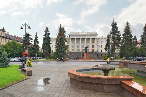 ウクライナのルツクにあるレスヤ ウクライナにちなんで名付けられたヴォリン国立大学近くのタラス シェフチェンコ記念碑 — ストック写真
