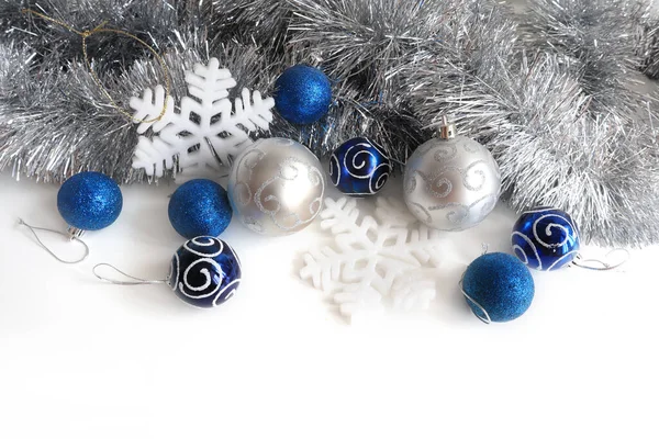 Fond Noël Avec Boules Bleues Argentées Sur Fond Blanc — Photo