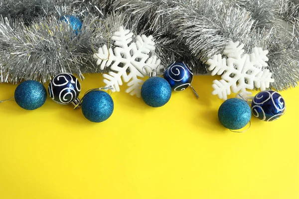 Navidad Bolas Azules Para Decoración Aislada Fondo Amarillo — Foto de Stock