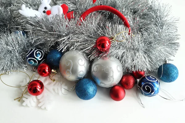 Kerst Achtergrond Met Blauwe Rode Zilveren Kerstballen Witte Achtergrond — Stockfoto