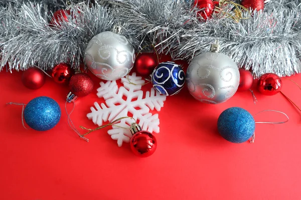 Kerst Achtergrond Met Rode Blauwe Zilveren Kerstballen Rode Achtergrond — Stockfoto