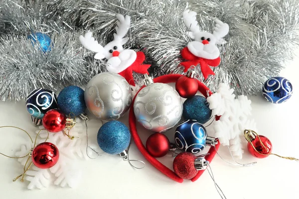 Kerst Achtergrond Met Blauwe Rode Zilveren Kerstballen Witte Achtergrond — Stockfoto