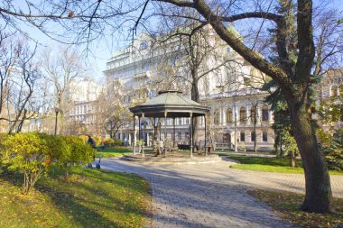 Ukrayna 'nın başkenti Kyiv' de güneşli bir sonbahar gününde Shevchenko Parkı 'nda bir kuyu.