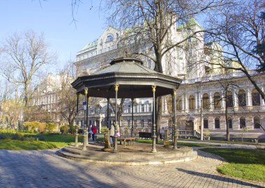 Ukrayna 'nın başkenti Kyiv' de güneşli bir sonbahar gününde Shevchenko Parkı 'nda bir kuyu.