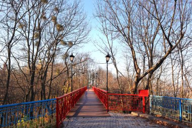  Mariinsky Park 'taki Aşıklar Köprüsü Sonbaharda Ukrayna' nın Kyiv kentinde