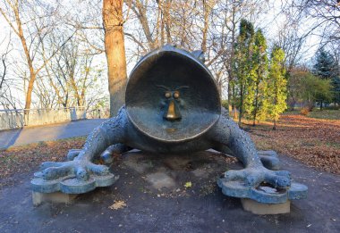 Ukrayna, Kyiv 'deki Mariinsky parkındaki kurbağa anıtı.