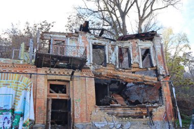 Eski evin terk edilmiş kalıntıları.