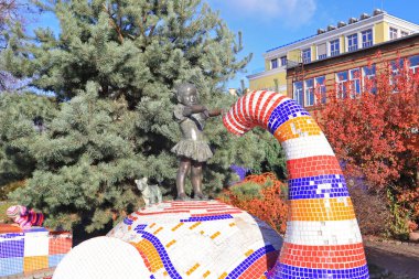 Ukrayna 'nın başkenti Kyiv' deki Peyzaj Sokağı 'ndaki (Pejzazhna sokağı) kız ve filli resim çeşmesi