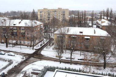 Karla kaplı ağaçlarla kaplı şehir pelerini