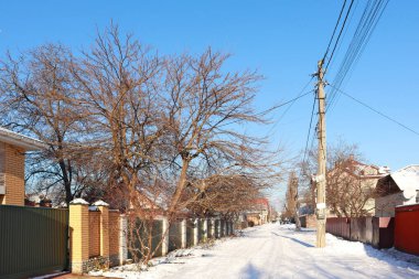  Güneşli kış gününde özel evleri olan bir sokak.