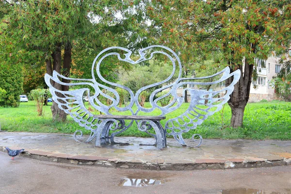 Banco Con Cisnes Callejón Esculturas Forjadas Rivne Ucrania — Foto de Stock