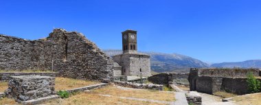 Arnavutluk 'un Cirokastra kentindeki kaledeki saat kulesi