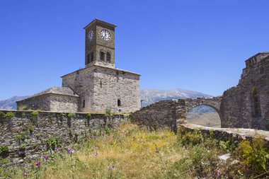 Arnavutluk 'un Cirokastra kentindeki kaledeki saat kulesi