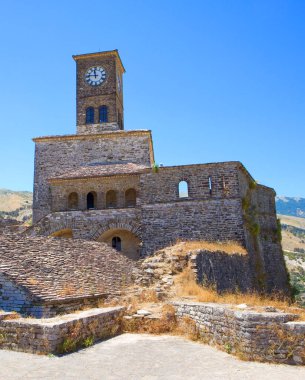 Arnavutluk 'un Cirokastra kentindeki kaledeki saat kulesi