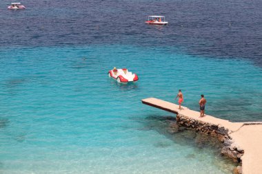 Arnavutluk 'un Ksamil kentindeki İyon Denizi' nin masmavi sularıyla dolu plaj