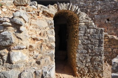 Arnavutluk 'un Saranda kentinde 40 azize manastırı