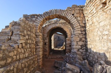 Arnavutluk 'un Saranda kentinde 40 azizin olduğu manastır kemeri