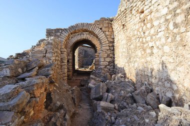 Arnavutluk 'un Saranda kentinde 40 azizin olduğu manastır kemeri