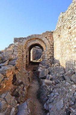 Arnavutluk 'un Saranda kentinde 40 azizin olduğu manastır kemeri