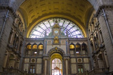 Antwerp, Belçika 'daki Ana Tren İstasyonu' nda eski bir saatle.