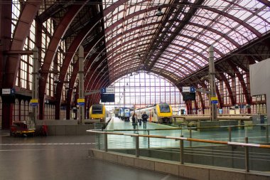 Antwerp, Belçika 'daki Ana Tren İstasyonu' nda eski bir saatle.