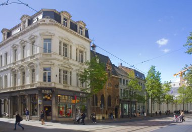 Antwerp, Belçika 'nın en büyük alışveriş caddesi olan Meir Caddesi' ndeki güzel bina.