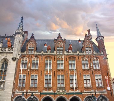 Belçika 'nın Brugge kentindeki Pazar Meydanı' nda Flanders Hükümeti ve Posta Ofisi Konutları