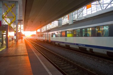 Gent-Sint-Pieters treni platformu - Ghent, Belçika 'da günbatımında ana tren istasyonu