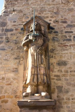 Halle, Almanya 'da Kızıl Kule (veya Roter Turm) yakınlarındaki Roland heykeli