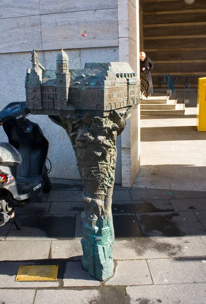 Памятник Ратуше Галле Германия — стоковое фото